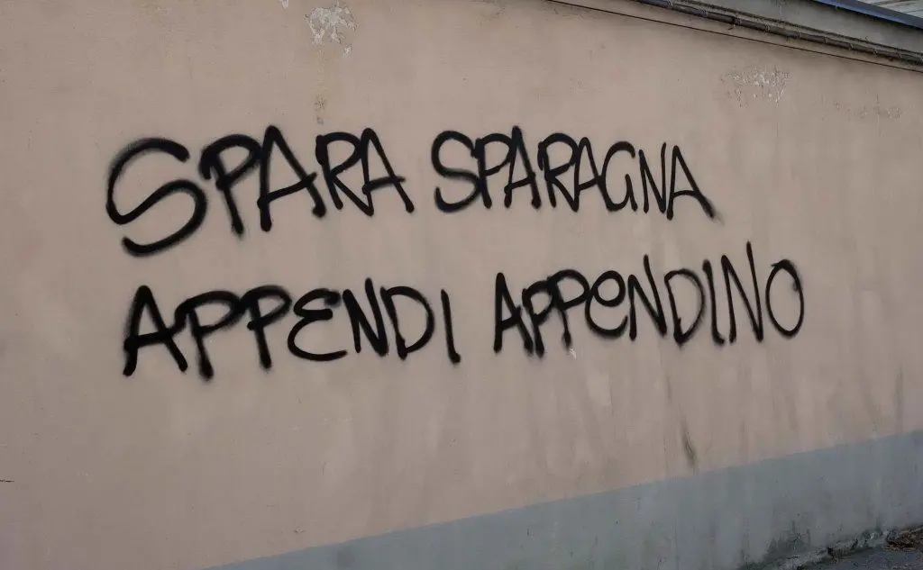 Scritte contro il sindaco Appendino fatte dagli anarchici (Ansa)