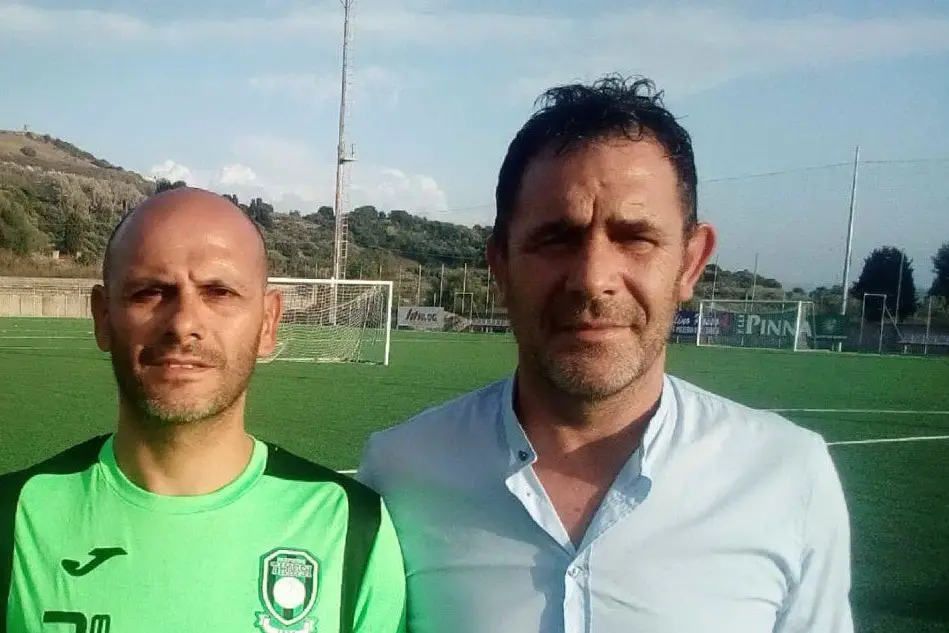 A sinistra l'allenatore del Thiesi Giammario Rassu, a fianco il direttore sportivo Marco Marras ( foto Tellini)
