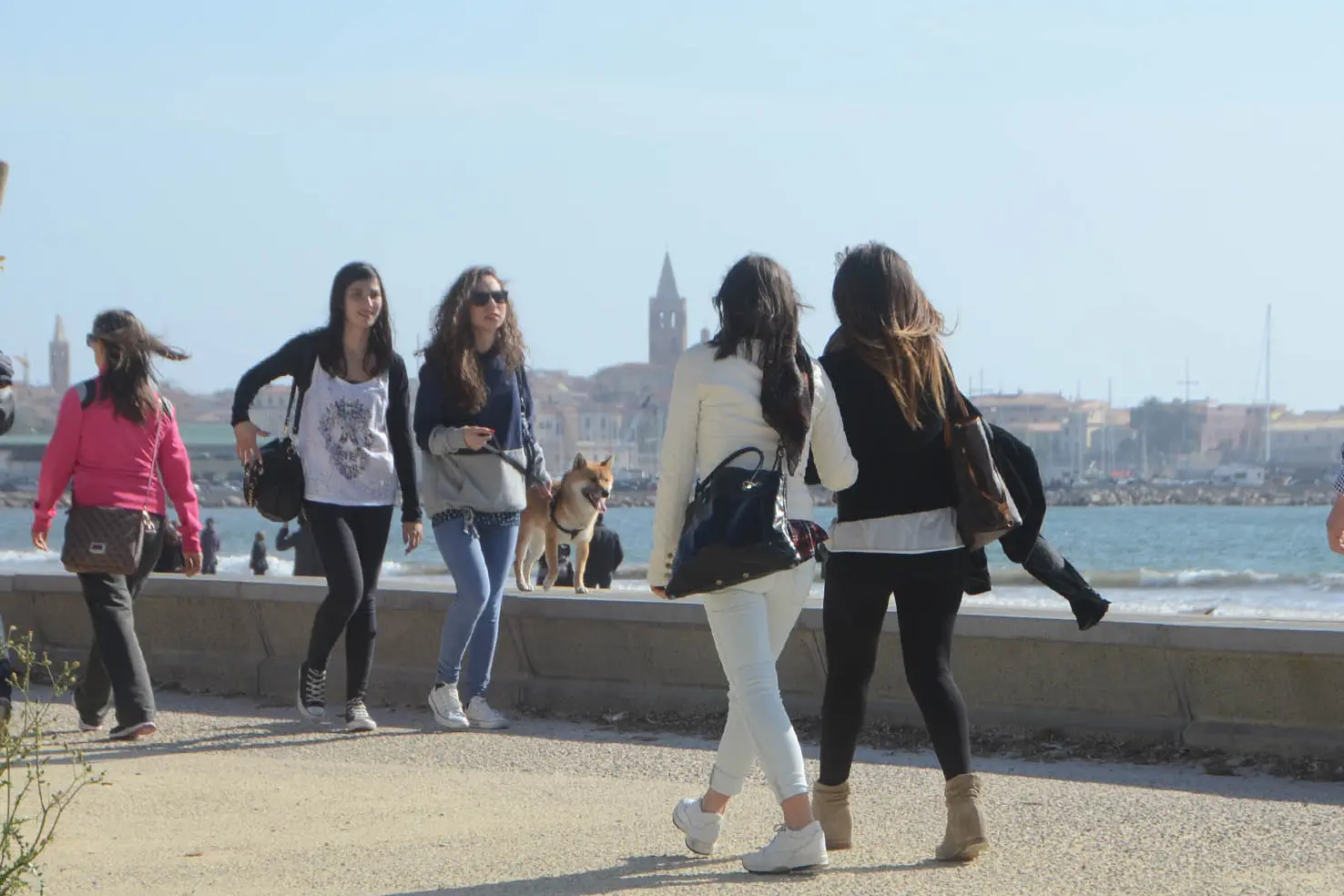 Turisti ad Alghero (Archivio L'Unione Sarda)