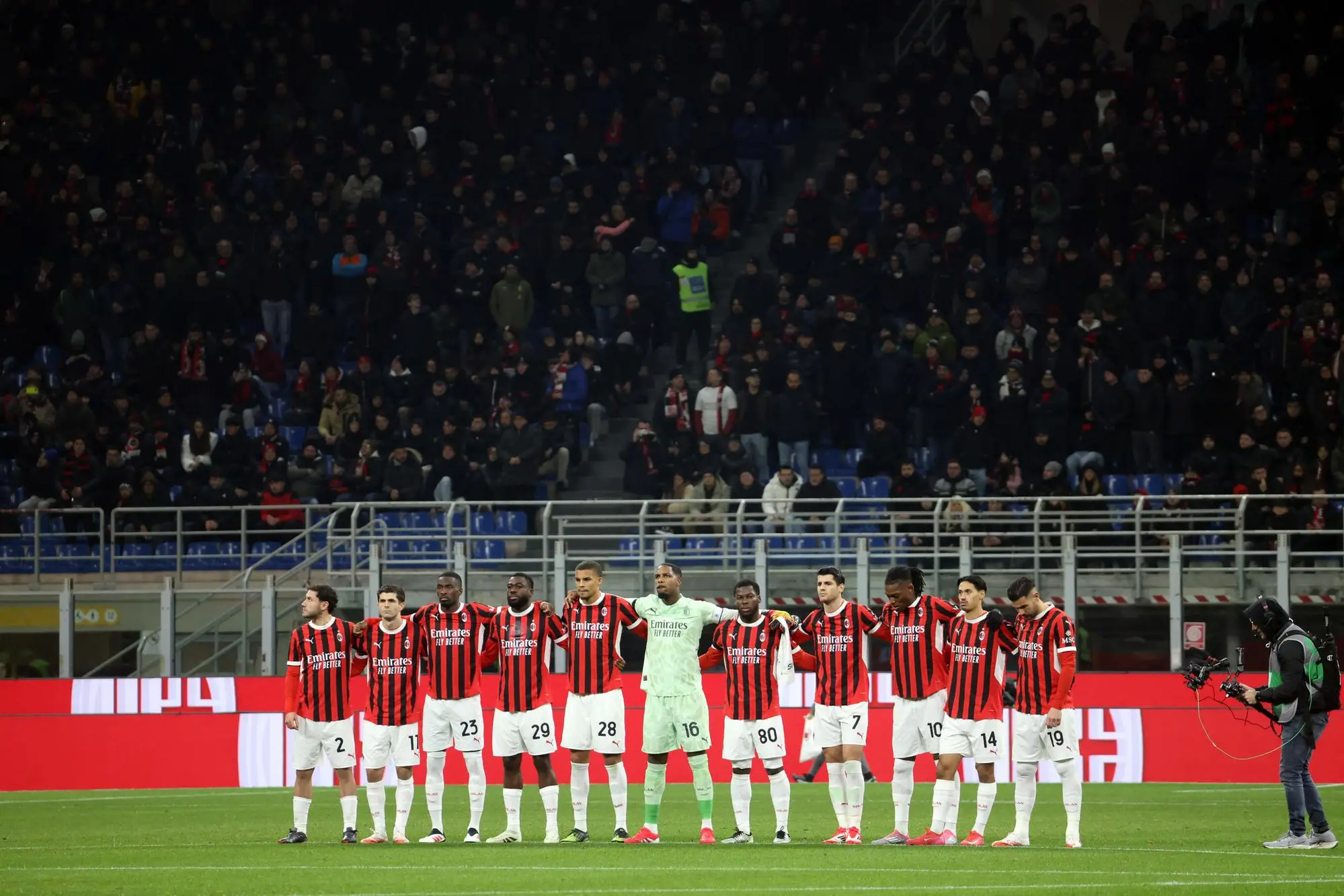 Il Milan in campo prima dell'inizio della partita contro il Cagliari (Ansa)