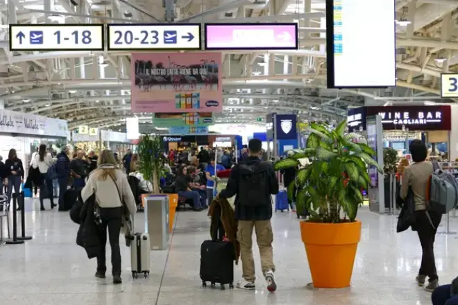 Passeggeri in aeroporto a Cagliari (archivio L'Unione Sarda)