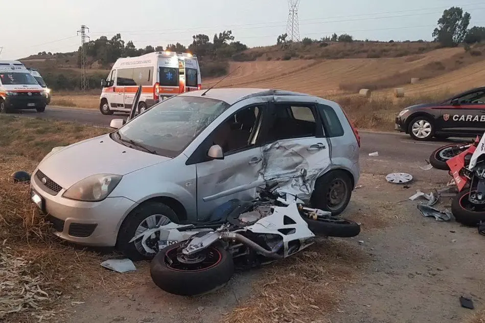 Le moto e l'auto coinvolte nel tragico scontro