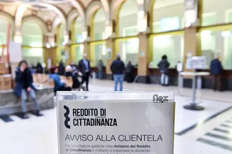 Primo giorno per fare richiesta del reddito di cittadinanza presso l'ufficio postale centrale in via Alfieri, Torino, 6 marzo 2019. ANSA/ALESSANDRO DI MARCO