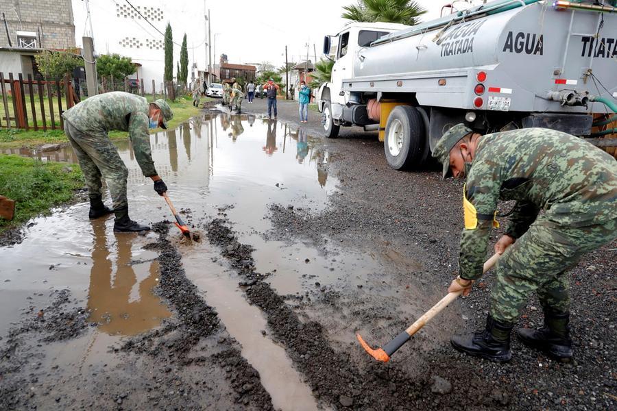 Militari messicani al lavoro in aiuto alla popolazione dopo il passaggio dell'uragano Grace (foto Ansa/Epa)