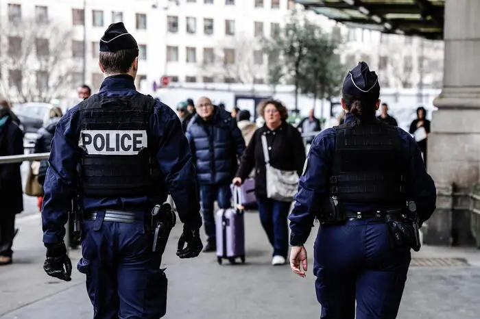 Polizia in Francia (foto Ansa/Epa)