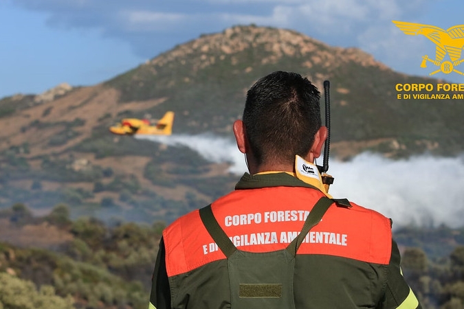 Otto incendi in Sardegna, due elicotteri in azione nelle campagne di Jerzu