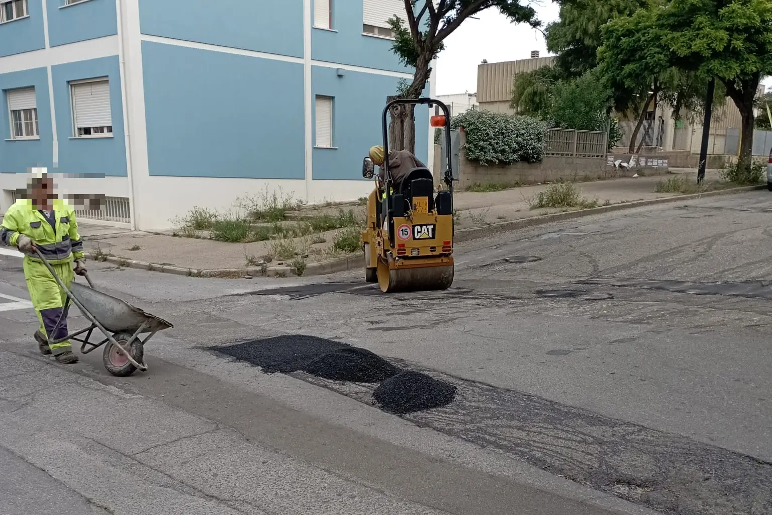La riparazione delle strade a Cortoghiana (Foto Scano)