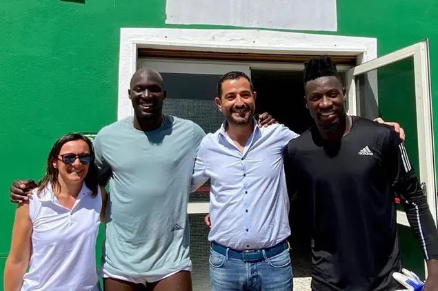 Lukaku e Onana col direttore sportivo dell'Arzachena e con Nicoletta Orecchioni, delegata allo sport Comune Arzachena (foto concessa)