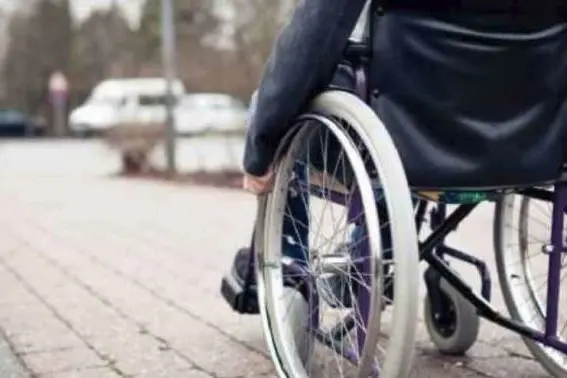 Un disabile in sedia a rotelle  (L'Unione Sarda)