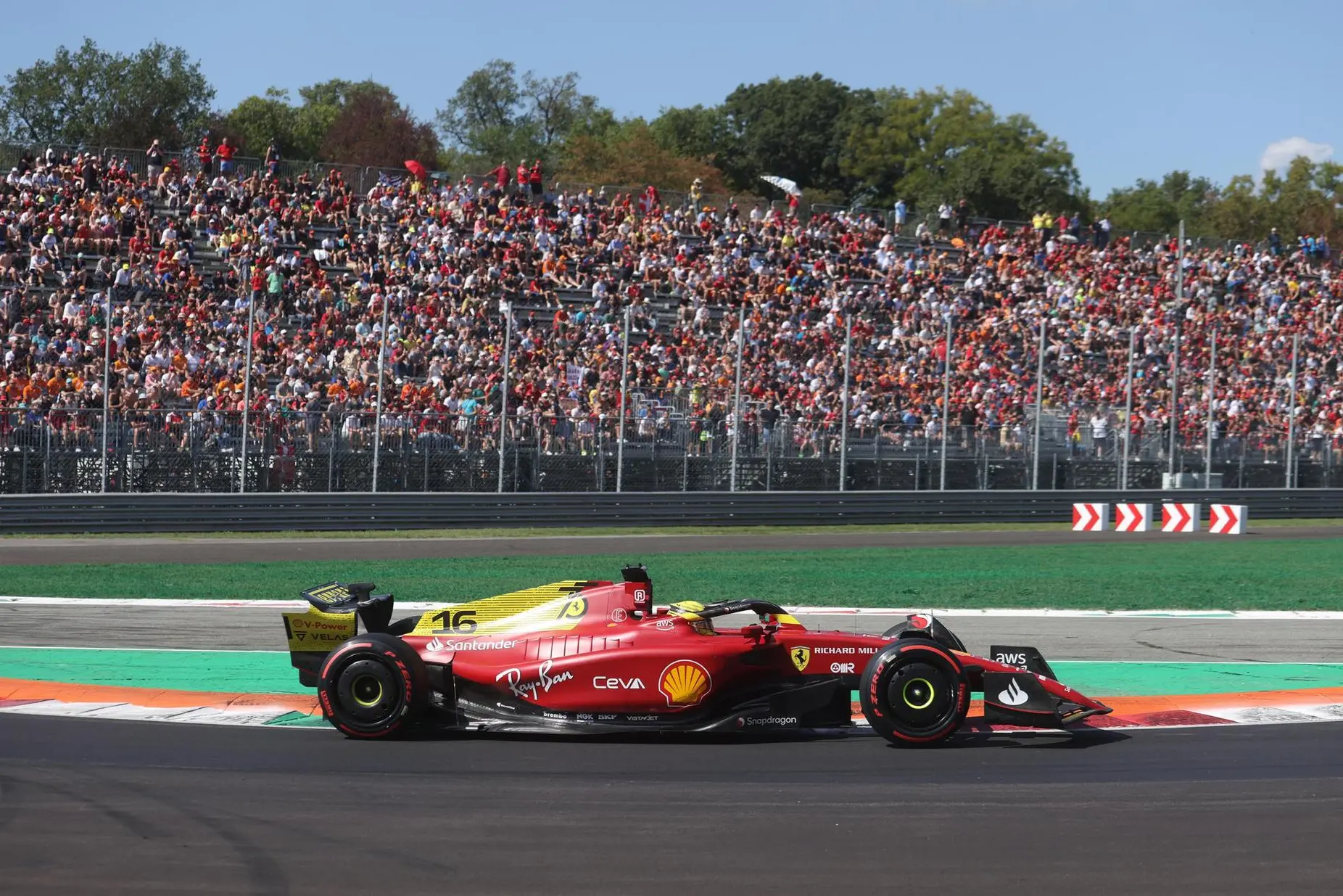 A Monza Leclerc acciuffa la pole: "Spero di ripetere la vittoria del 2019" (foto Ansa)
