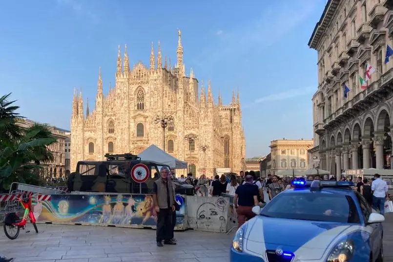 Polizia in piazza Duomo a Milano (Foto L'Unione Sarda)