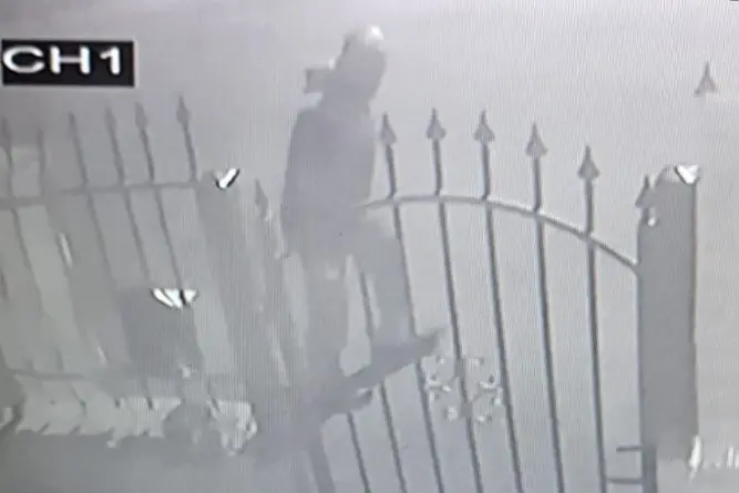 Il presunto ladro ripreso dalle telecamere (foto da frame video concesso)