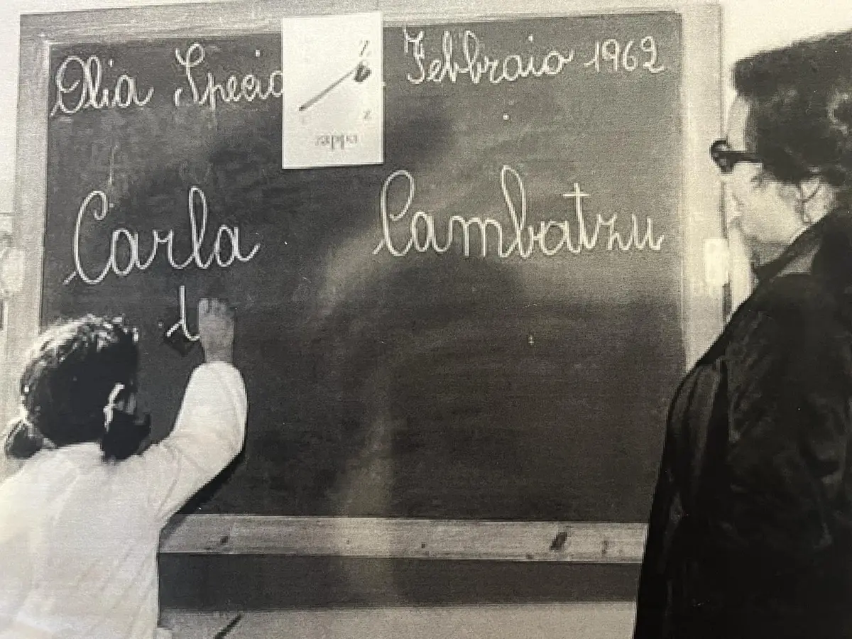 La maestra Teresa Palomba in classe a Olia speciosa nel 1962 (foto concessa da Teresa Palomba)