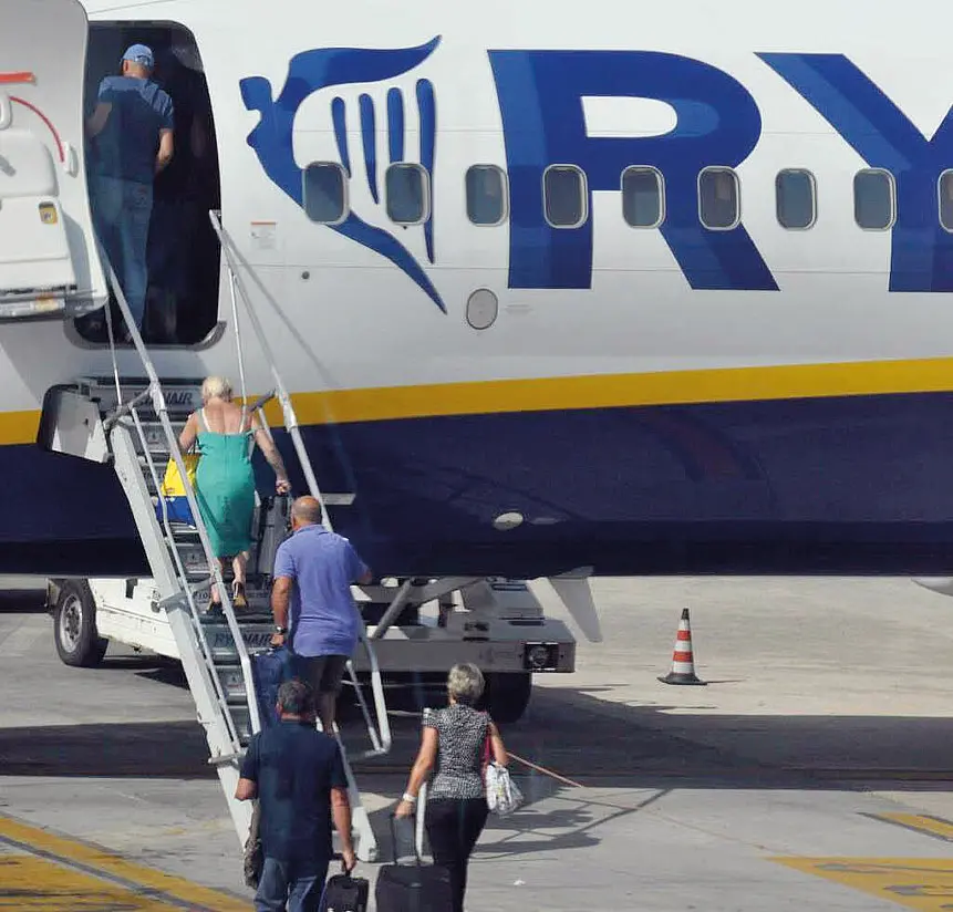 Un aereo Ryanair a Elmas (Archivio)