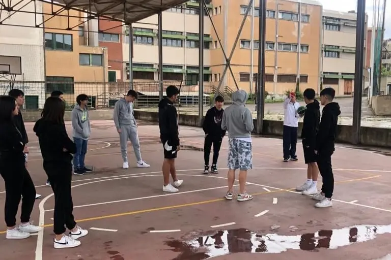 Studenti durante una lezione da arbitri di basket (L'Unione Sarda)