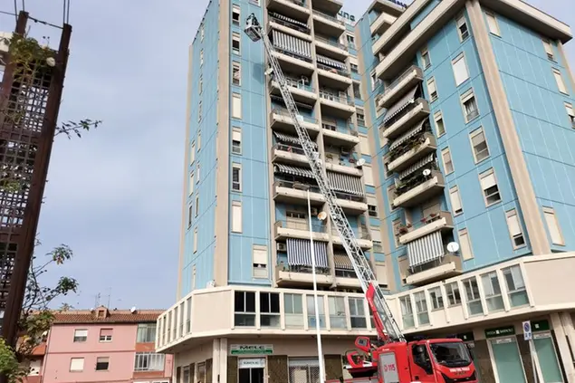 I vigili del fuoco con l'autoscala (Foto Andrea Scano)