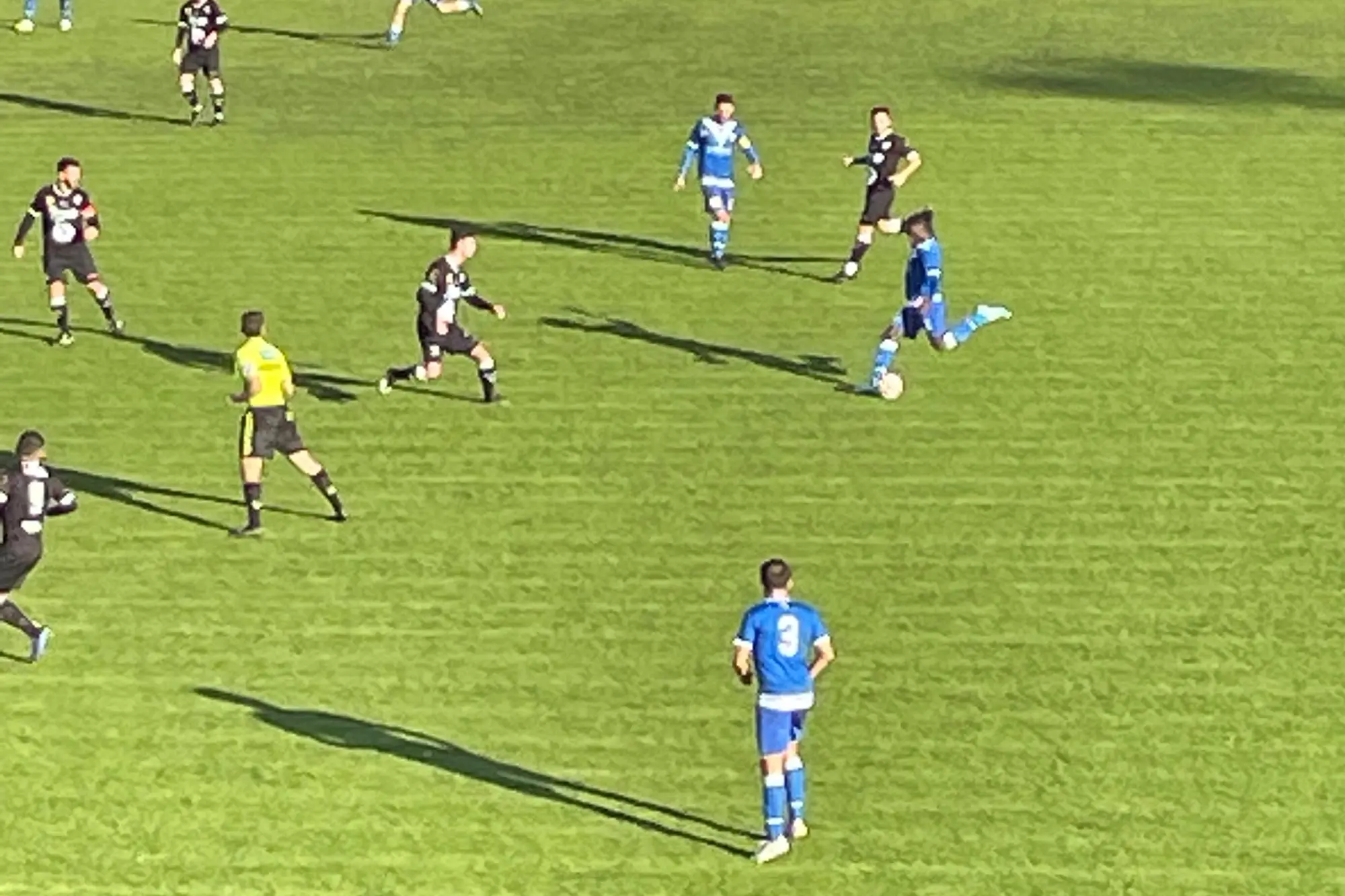Ousman Gomez (21 anni), palla al piede, autore ieri del primo gol del Tempio (foto Pischedda)