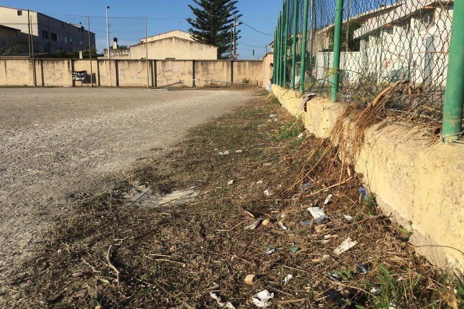 Cabras, il degrado del campo di calcio: mamme attaccano il sindaco