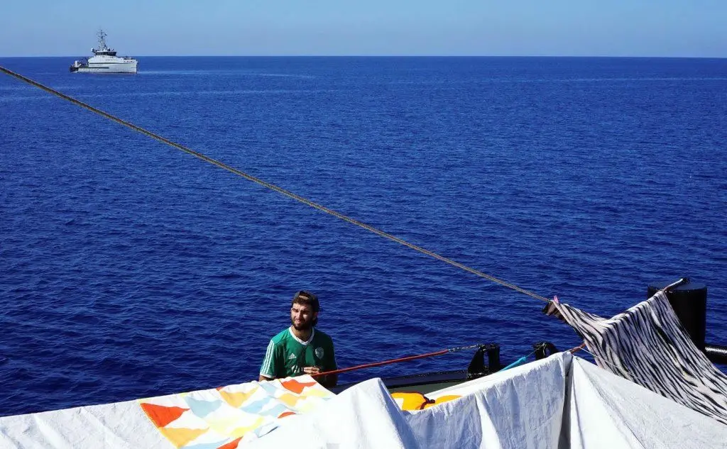 La Open Arms ferma davanti a Lampedusa (foto Ansa)