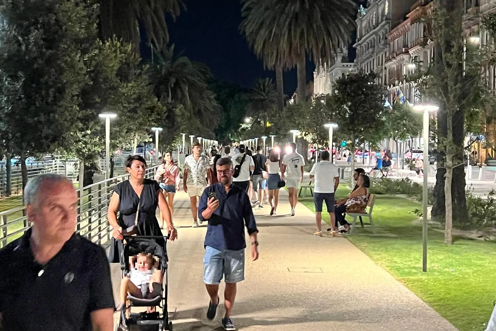 Cagliaritani e turisti nella parte appena inaugurata di via Roma