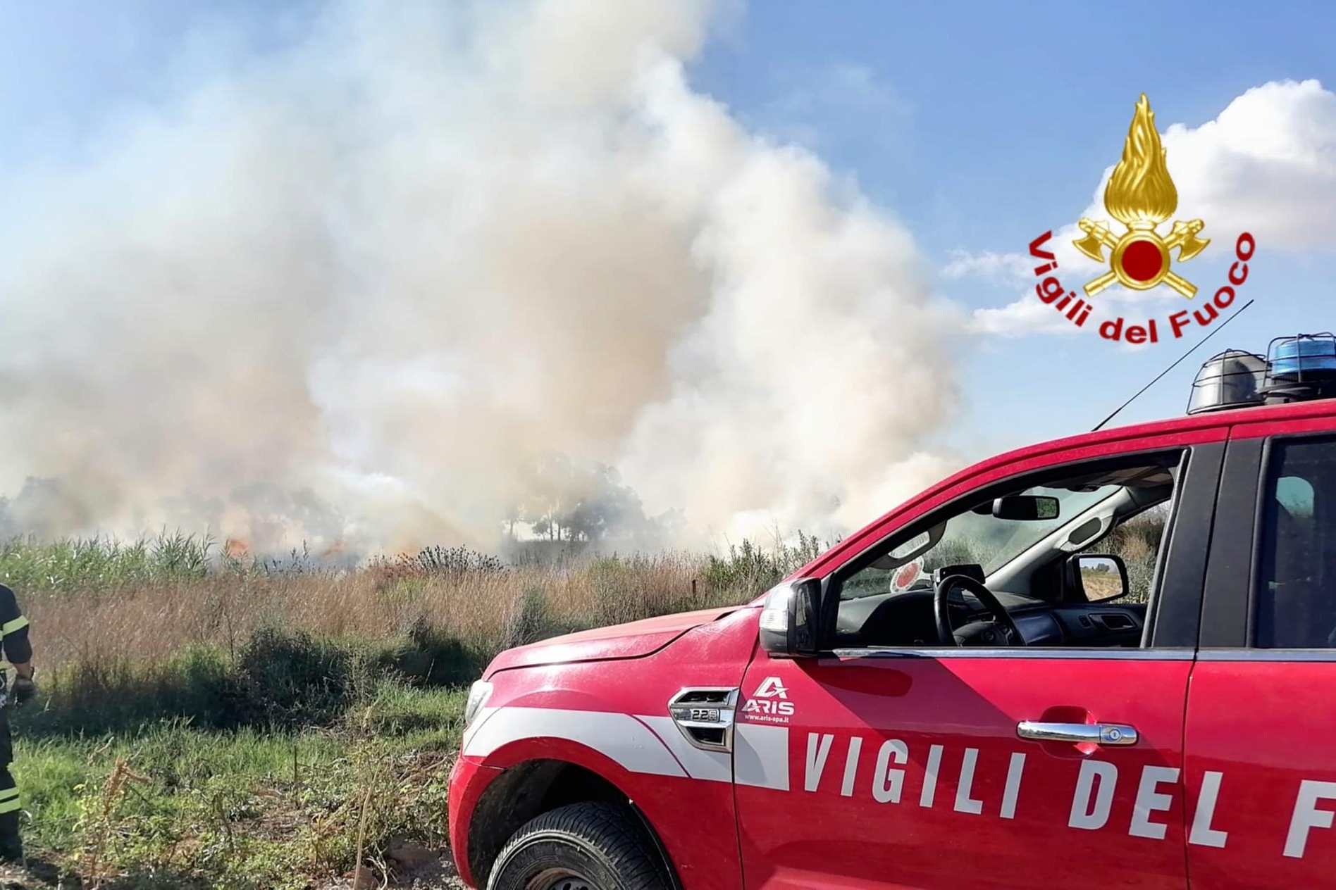 Sterpaglie a fuoco a Elmas, pompieri schierati a difesa di serre agricole e animali