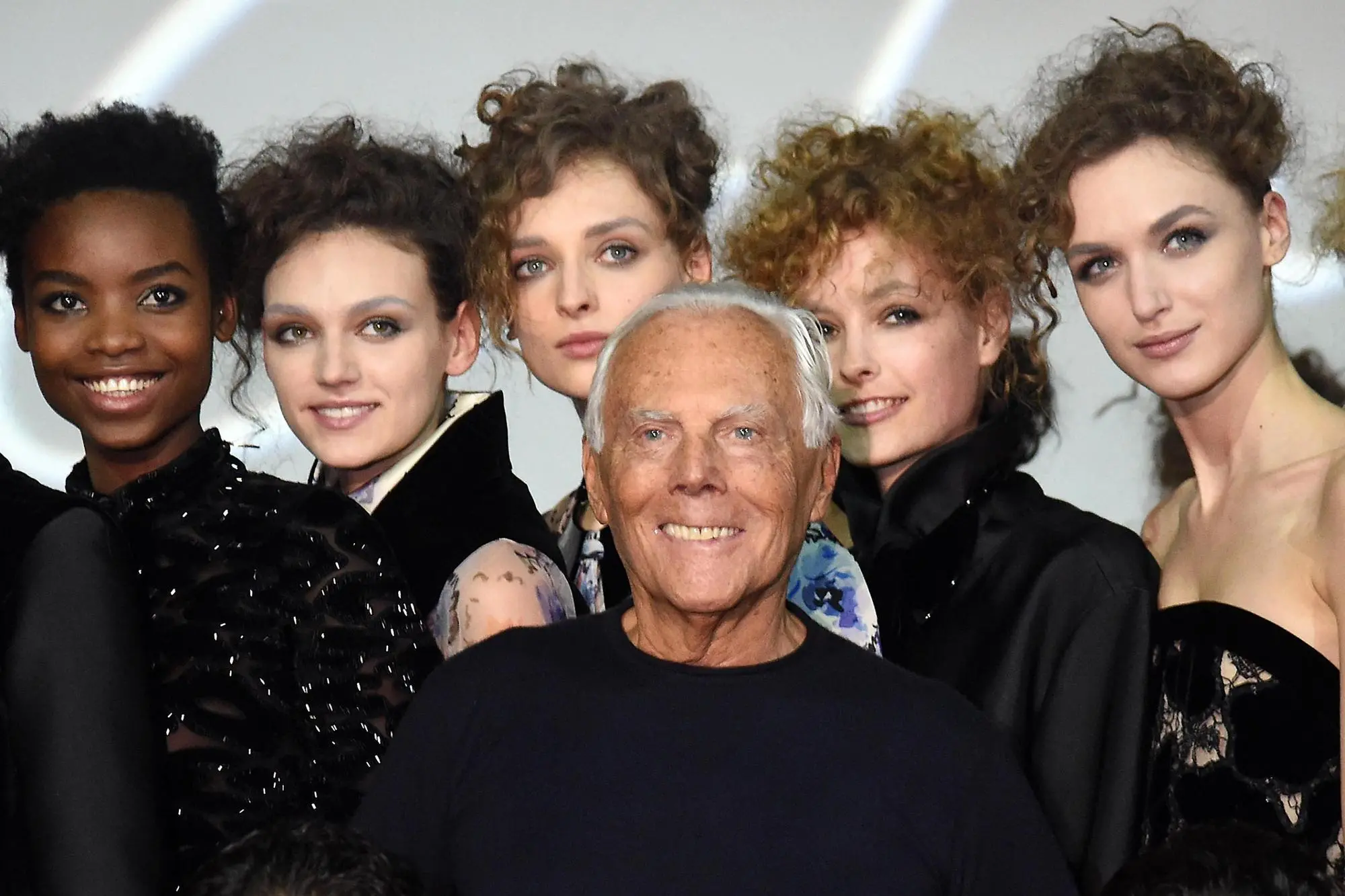 Giorgio Armani durante le sfilate 2016 (Ansa)