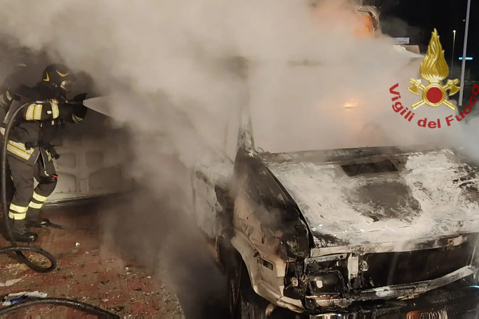 Un'immagine del rogo del furgone a Cagliari (foto vigili del fuoco)