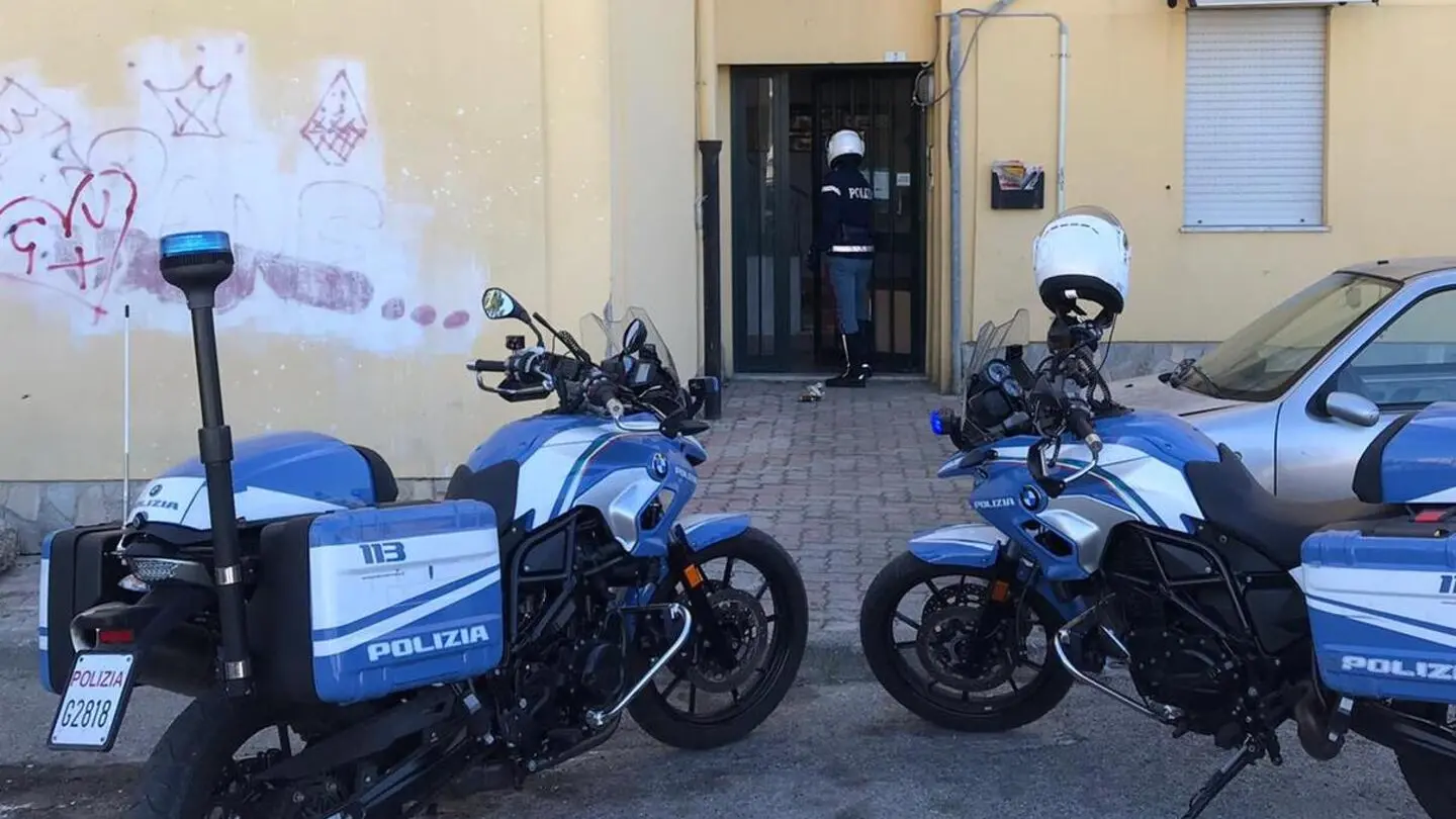 Polizia blocca fuga in auto a San Michele, ventenne senza patente arrestato, minorenne segnalato