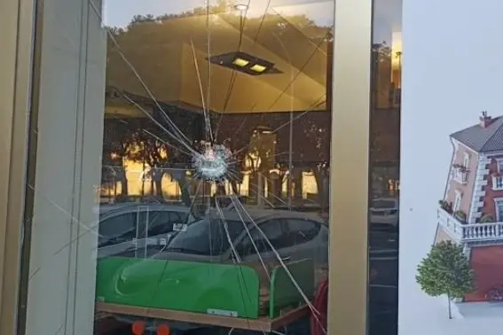 La vetrata della Bnl colpita dagli anarchici