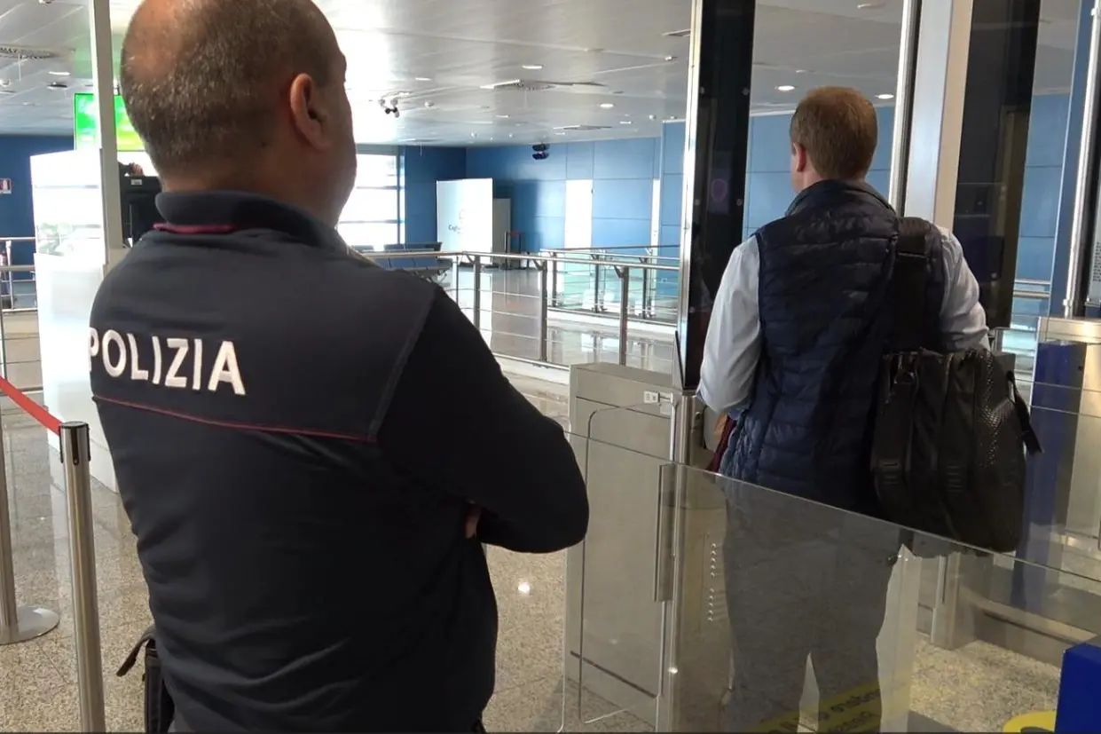 Controlli della polizia di frontiera all'aeroporto di Cagliari