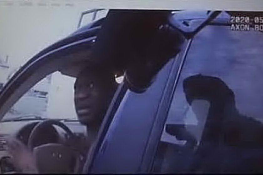 L'arresto di George Floyd (frame da video "Daily Mail")