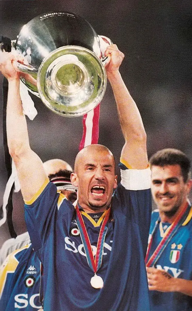 Vialli alza la Champions nel '96, l'ultima dei bianconeri