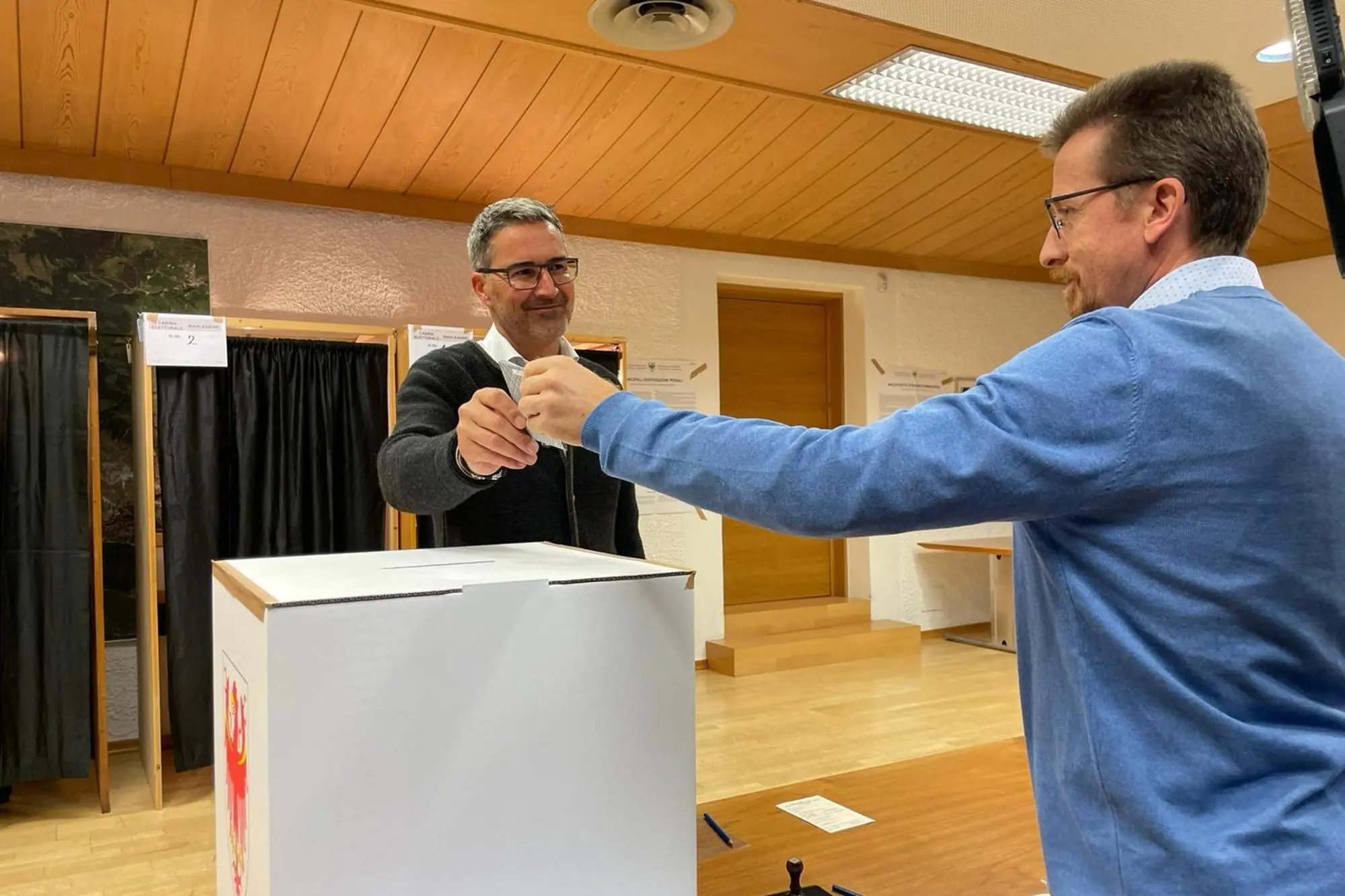 Il presidente della Provincia autonoma di Bolzano Arno Kompatscher al voto (Ansa)