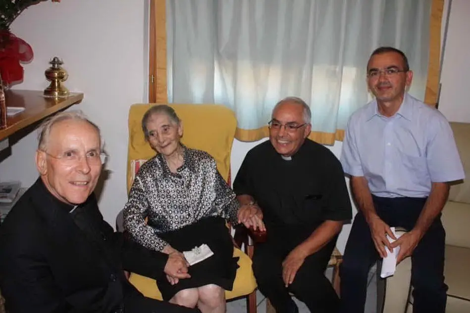 La nonnina con l'arcivescovo di Oristano Ignazio Sanna
