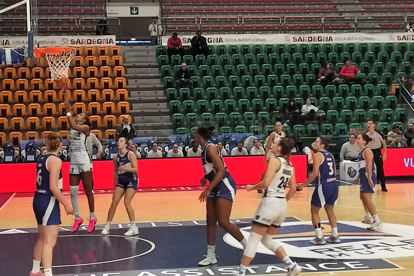 DiDi Richards segna sotto canestro (foto G. Marras)