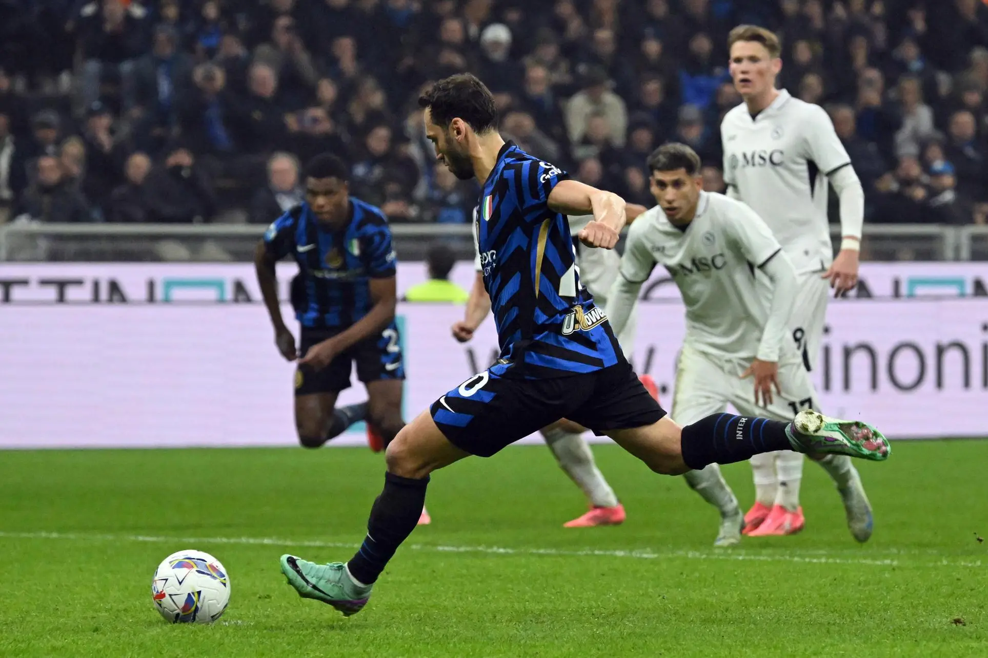 Inter Milan’s Hakan Çalhano?lu kicks a penalty during Serie A match between Inter and Napoli at Giuseppe Meazza stadium in Milan 10 November 2024. ANSA / NICOLA MARFISI