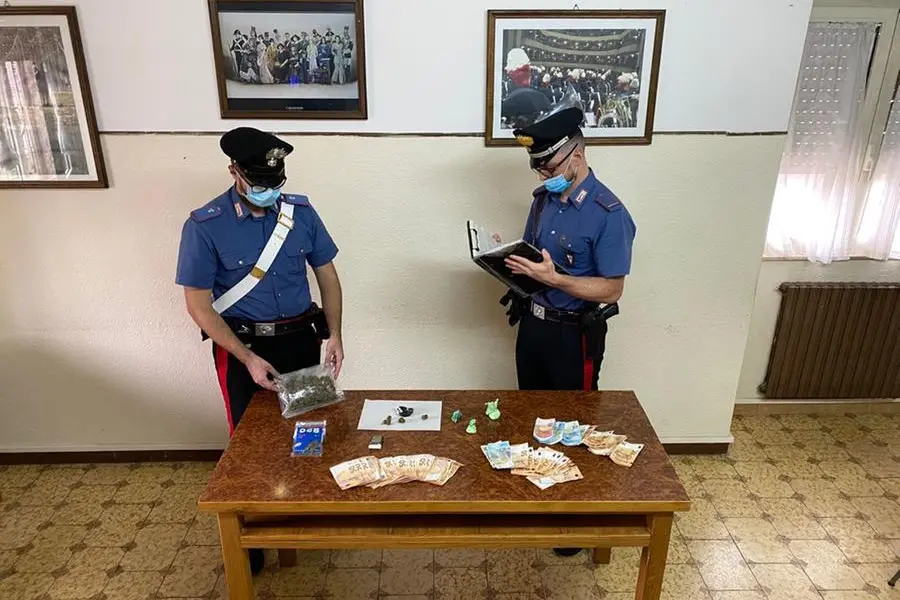 I militari con la droga sequestrata (Foto Carabinieri)