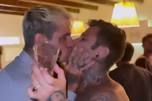 Il bacio tra i due cantanti (frame da Instagram)