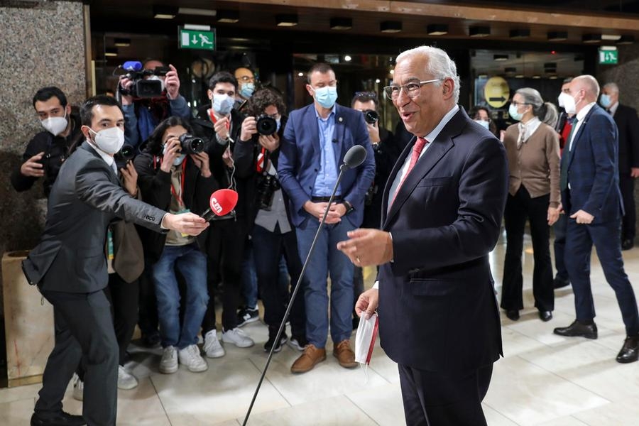 epa09718748 Antonio Costa, Prime Minister of Portugal and leader of the Socialist Party, talks to the press as he arrives for the electoral night, Lisbon, Portugal, 30 January 2022. More than 10 million voters living in Portugal and abroad vote today on the electoral roll to choose the 230 deputies for the Portuguese Parliament after the Parliament rejected the minority socialist government's 2022 state budget in November. EPA/MIGUEL A. LOPES