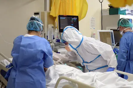 Reparto di terapia intensiva (foto Ansa)