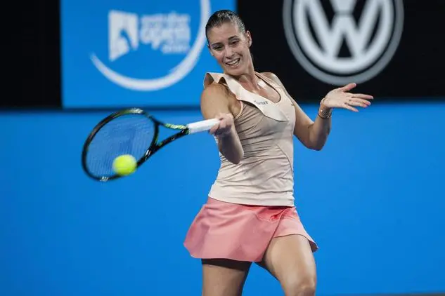 epa04547024 Flavia Pennetta of Italy returns a ball to Serena Williams of the United States (not pictured) during the women's singles match in session 3 of the Hopman Cup between Serena Williams of the United States and Flavia Pennetta of Italy at the Arena in Perth, Australia, 05 January 2015. EPA/TONY MCDONOUGH AUSTRALIA AND NEW ZEALAND OUT