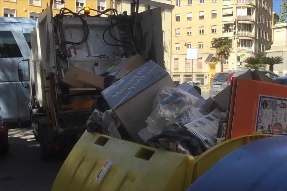 Il camion dei riufiti per le strade di Cagliari