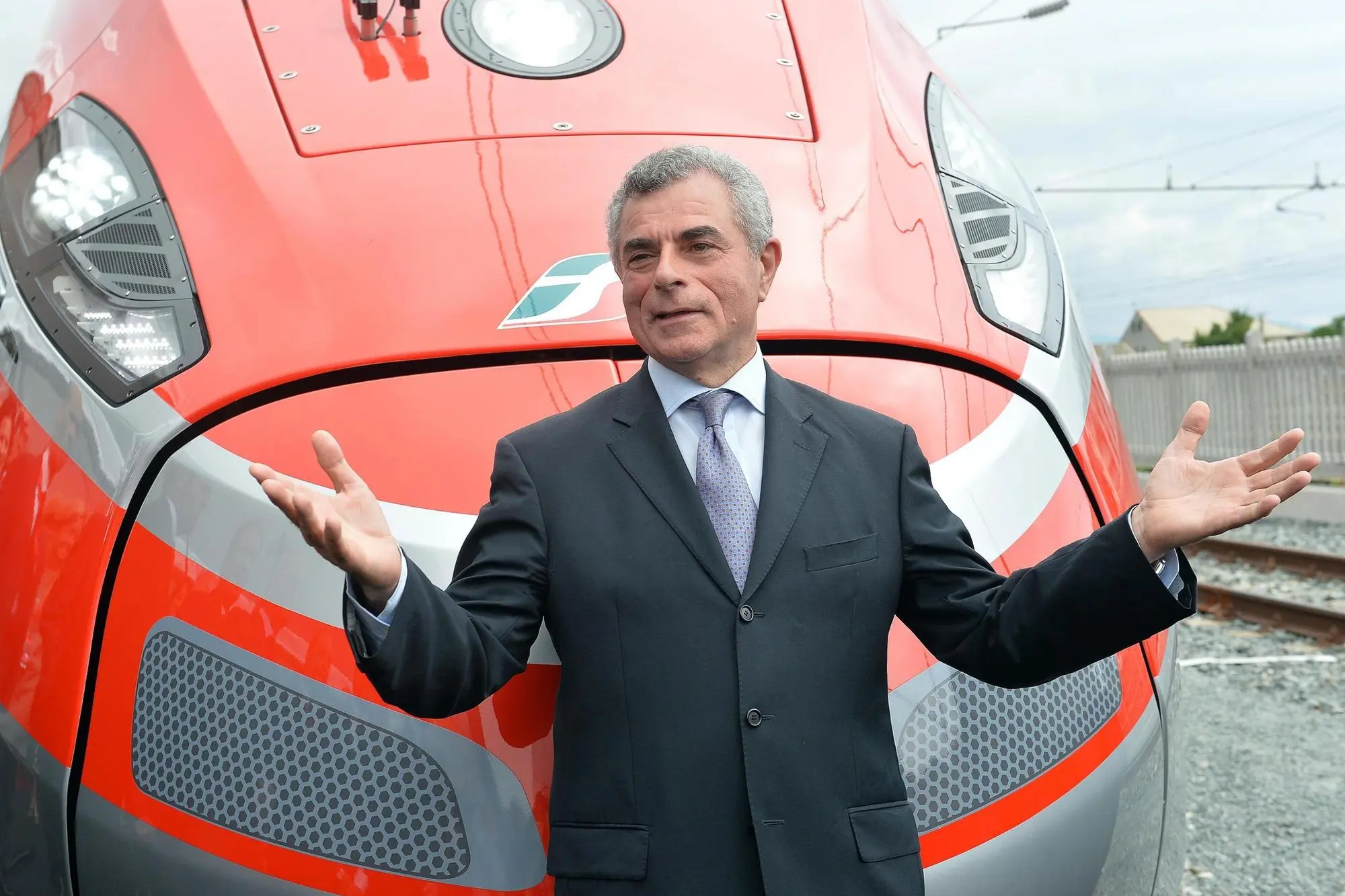 Mauro Moretti con il Freccia Rossa 1000 "Pietro Mennea",a Vado Ligure (Savona), 3 luglio 2013. Il treno presentato e' pronto per le prove di omologazione che lo porteranno tra qualche tempo sulle rotaie della Milano-Torino a oltre 360 km/h. ANSA/LUCA ZENNARO