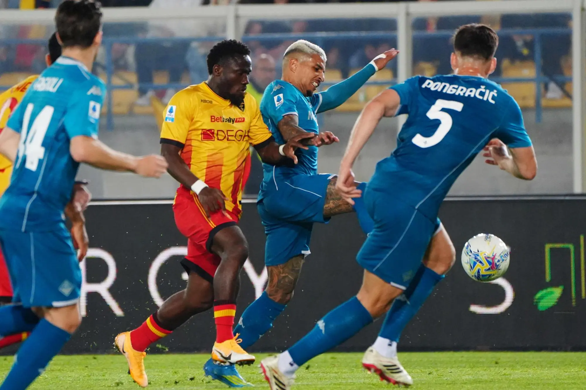US Lecce's Konan Ndri (L) ACF Fiorentina's Domilson Dodo (C) and ACF Fiorentina's Marin Pongracic (R) in action during the Italian Serie A soccer match US Lecce - ACF Fiorentina at the Via del Mare stadium in Lecce, Italy, 20 april 2026. ANSA/ABBONDANZA SCURO LEZZI
