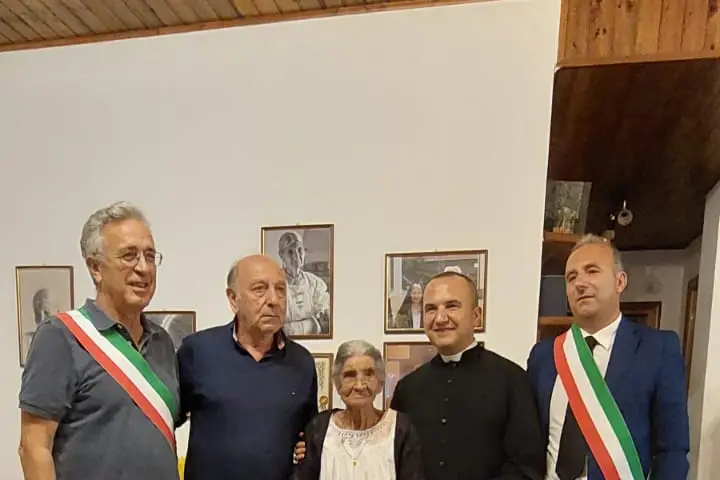 Da sinistra Giampietro Murru, Raffaele Sestu, Assunta Mereu, don Luca Fadda e Angelo Stochino (foto concessa)