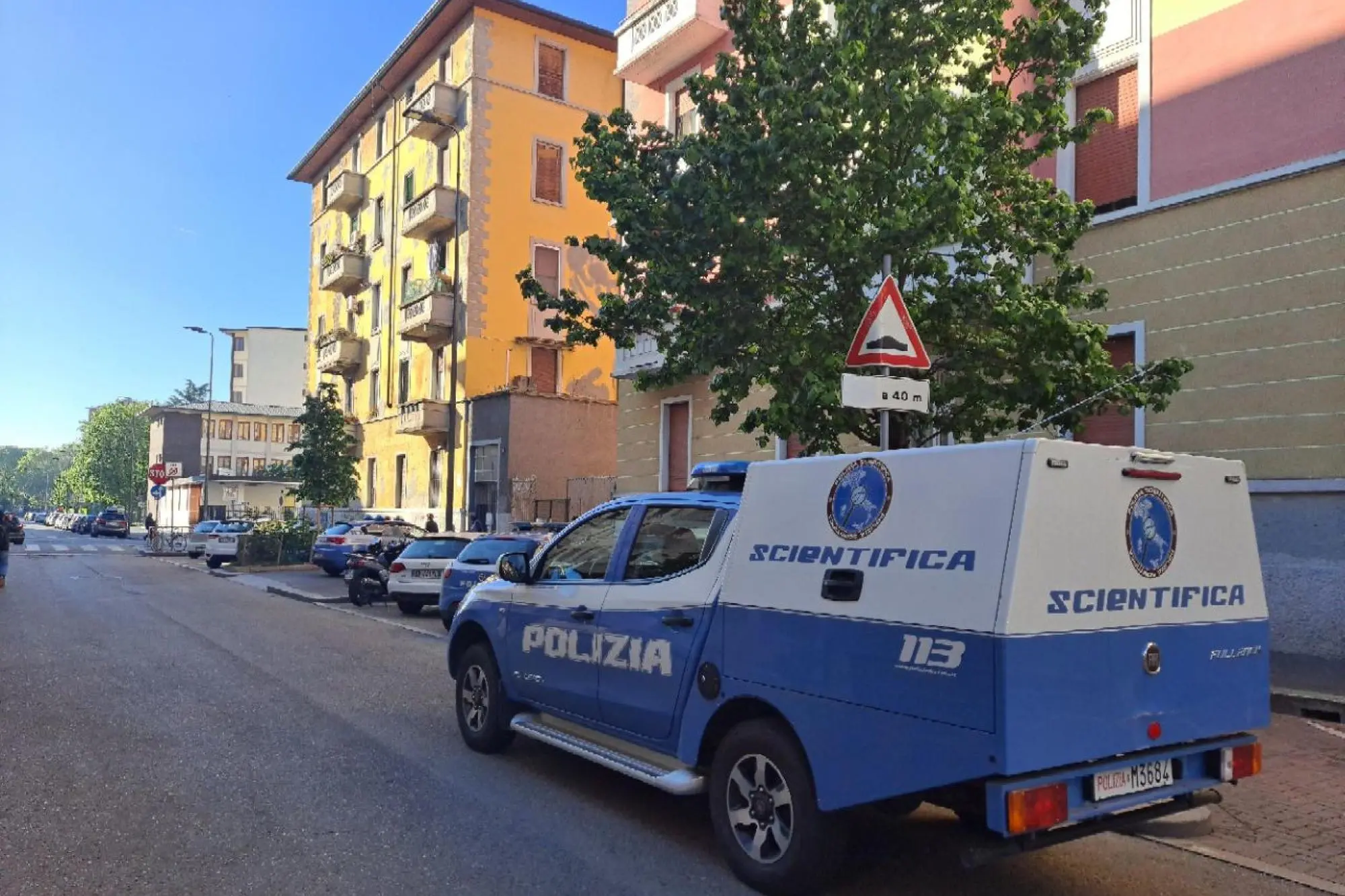 Il palazzo dove l'uomo è stato ucciso in casa a coltellate a Milano (foto Ansa)