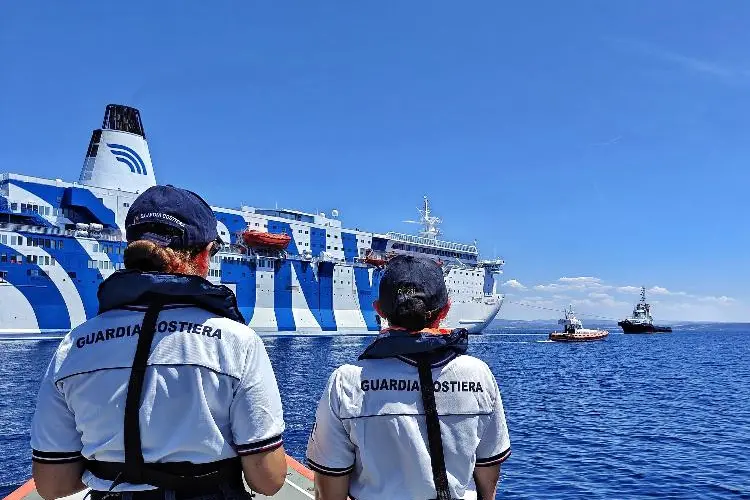 La Gnv Azzurra verso Porto Torres (foto Guardia Costiera)