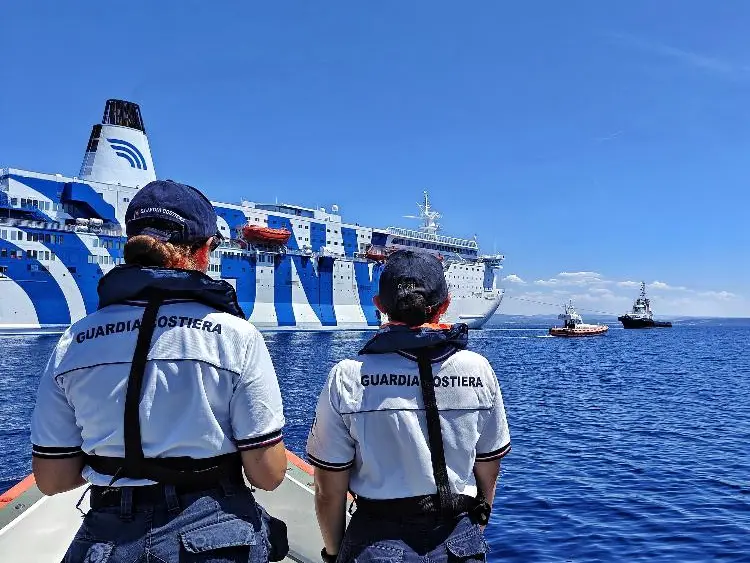 La Gnv Azzurra verso Porto Torres (foto Guardia Costiera)