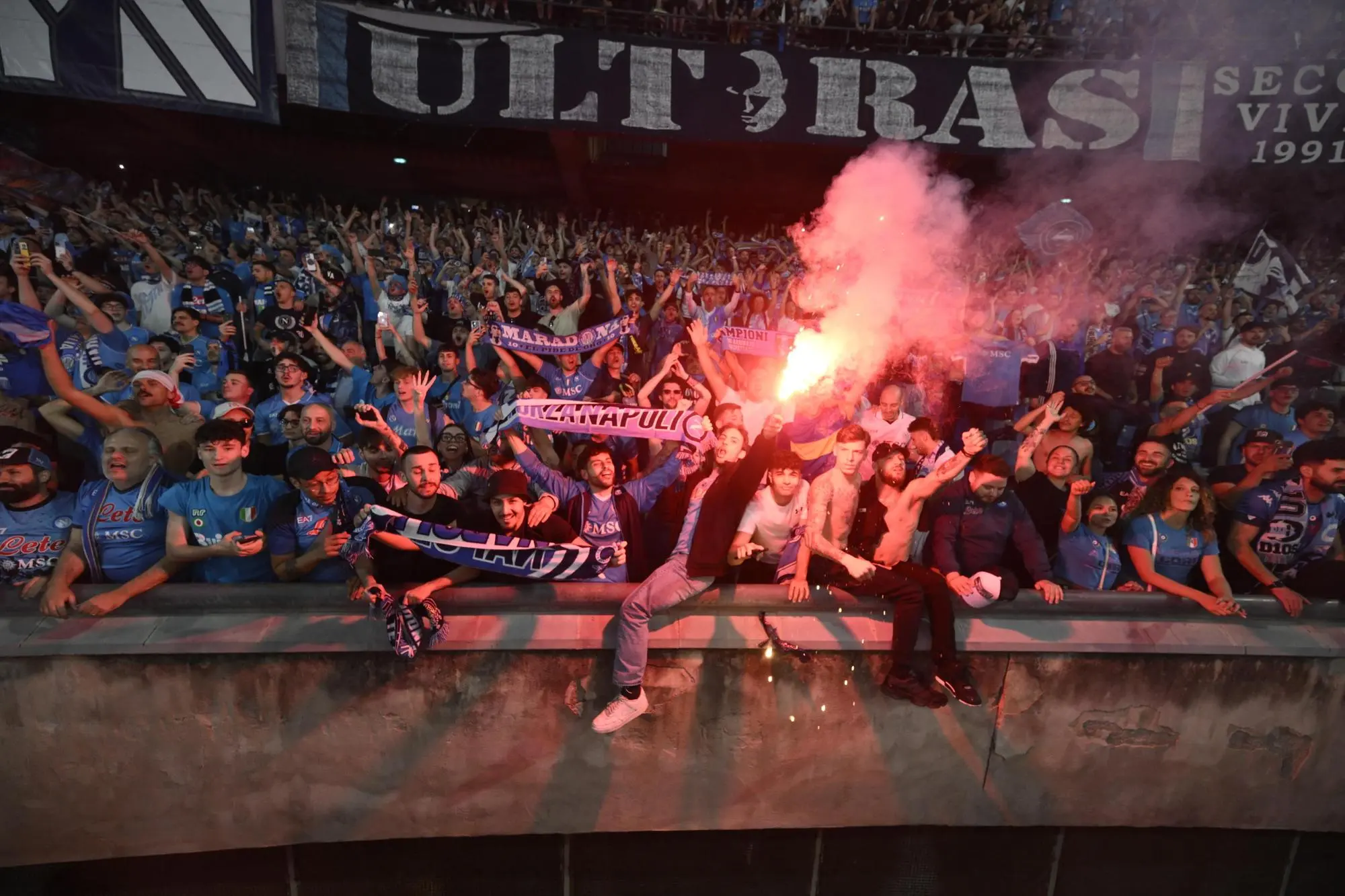 Fumogeni per la vittoria dello scudetto del Napoli, in occasione della partita col Cagliari (foto Ansa)