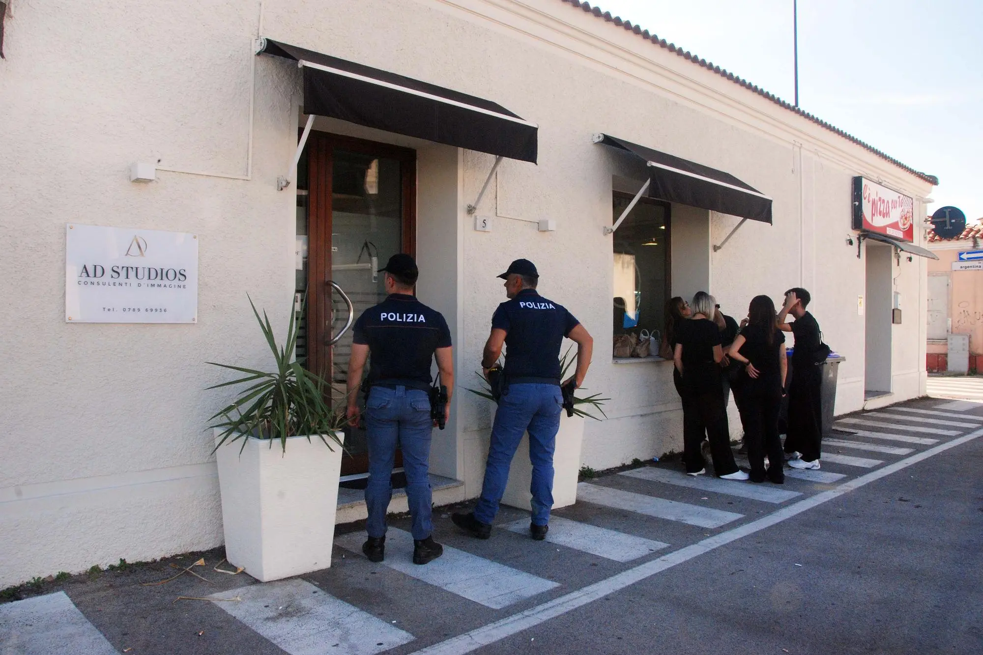 Olbia 1-10-2026. Furto con scasso nel salone di bellezza e negozio di abbigliamento AD STUDIOS e nel locale C' Pizza per Te. Foto Antonio Satta